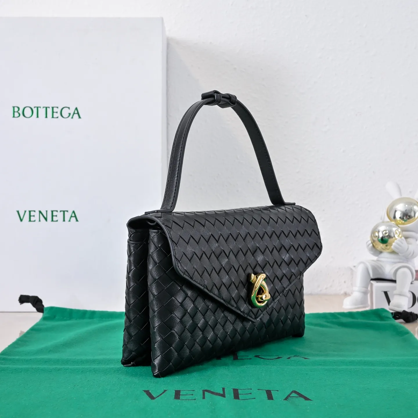 Batch 1660 #Bv new Knot Lock crossbody bag 🎈2025 early spring kont lock new series is hot on the market 🔥The brand's classic weaving process, with kont's metal rotating buttons, are exquisite and eye-catching, which is a luxurious embellishment of details. The upper body is elegant and elegant, with internal double compartments + card slots + back compartment. Super versatile, multiple carrying methods, detachable shoulder strap, portable/shoulder/cross-body, retro and fashionable, easy to carry with exquisite old-line style🫴 Model: 7191 Size: 25x16x5.5